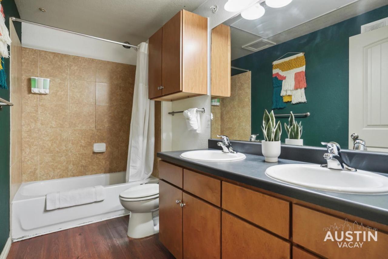 Stylish 4Br With Smart Tv And Free Garage Parking Appartement Austin Buitenkant foto